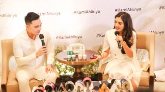 Penyanyi Ashanty dan Dokter Ekles ketika ditemui awak media saat launching produk AExpert di Pondok Indah, Jakarta Selatan, Senin (4/10/2021). [Suara.com/Alfian Winanto]