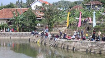 Buka Fun Fishing di Setu Kepuh, Wabup Kuningan Serahkan Bantuan Ikan