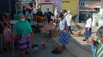 Warga Kampung Sejahtera Gotong Royong Setiap Minggu 