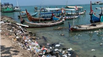 Miris! Pesisir Pantai Talango Madura Ini 'Dihiasi' Tumpukan Sampah