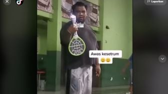 Awalnya Terharu Dapat Hadiah Raket, Pas Dipakai Ternyata...