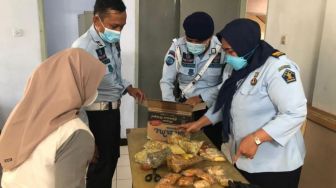 Petugas Lapas Garut Kaget Temukan Sabu di Tulang Ayam