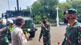 Sambut HUT TNI, Polwan Berikan Bunga ke Prajurit di Depan Istana