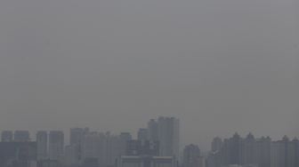 Kabut polusi udara menyelimuti gedung-gedung di Jakarta, Selasa (5/10/2021). [Suara.com/Angga Budhiyanto]