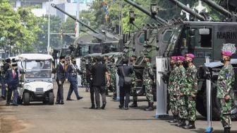 Presiden Joko Widodo (kedua kiri) bersama Wakil Presiden Ma'ruf Amin (kiri) didampingi Panglima TNI Marsekal TNI Hadi Tjahjanto (ketiga kiri) meninjau alutsista yang dipamerkan usai memimpin upacara peringatan HUT TNI ke-76 di depan Istana Merdeka, Jakarta, Selasa (5/10/2021). ANTARA FOTO/Hafidz Mubarak