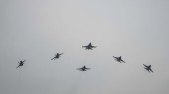 Enam pesawat tempur TNI AU terbang di kawasan Monas, Jakarta, Selasa (5/10/2021). ANTARA FOTO/Aprillio Akbar