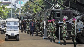 Presiden RI Joko Widodo Tinjau Pameran Alutsista HUT TNI ke-76, Bermobil Golf Mini