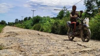 Jalan Teluk Batang - Seponti Rusak, Warga Tepok Jidat