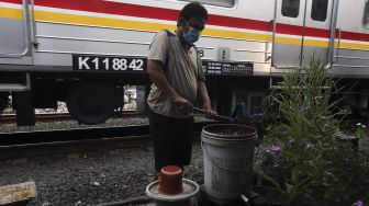 Warga memompa air tanah di kawasan Petamburan, Jakarta, Rabu (6/10/2021). [Suara.com/Angga Budhiyanto]