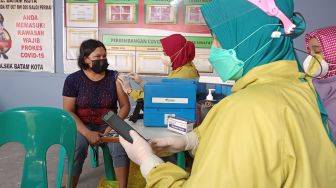 Disperindag Batam Vaksinasi Pedagang di Pasar Mega Lagenda Batam