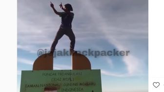 Viral! Joget TikTok Di Atas Tugu Gunung Merbabu, Pria Ini Diolok-olok Warganet