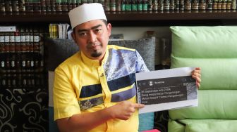 Ustaz Solmed menunjukkan gambar bukti percakapan saat menggelar konferensi pers di rumahnya di Kawasan Kebon Jeruk, Jakarta Barat, Rabu (6/10/2021). [Suara.com/Alfian Winanto]