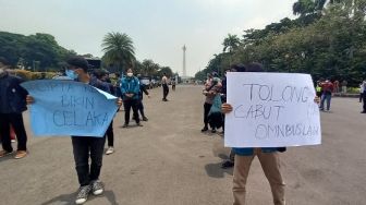 Halau Massa BEM SI di Patung Kuda, Polisi Bubarkan Demo Setahun Omnibus Law-UU Cipta Kerja