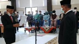 Bupati Lantik Mawardi Roska Jadi Sekda Pessel