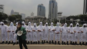 Massa yang tergabung dalam Badan Eksekutif Mahasiswa Seluruh Indonesia (BEM SI) berorasi saat melakukan aksi simbolik di kawasan Patung Kuda Arjuna Wiwaha, Jakarta, Rabu (6/10/2021). [Suara.com/Angga Budhyanto]