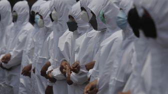 Polisi berhazmat mengamankan aksi simbolik yang digelar oleh massa Badan Eksekutif Mahasiswa Seluruh Indonesia (BEM SI) di kawasan Patung Kuda Arjuna Wiwaha, Jakarta, Rabu (6/10/2021). [Suara.com/Angga Budhiyanto]