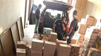 Polisi Sita Ribuan Botol Miras dari Gudang Miras di Labuan Pandeglang