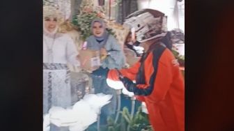 Viral Pengantin Dapat Paket saat Menikah, Kurir Antarkan Langsung ke Pelaminan