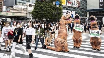 Aktivis kelompok hak hewan PETA melakukan aksi dengan mengenakan kostum Dinosaurus di Tokyo, Jepang, Rabu (6/10). . Charly TRIBALLEAU / AFP