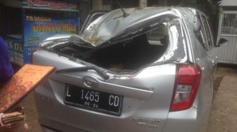 Brakk! Mobil Ringsek Tertimpa Pohon Tumbang di Kota Malang