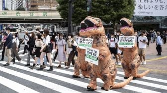 Aktivis kelompok hak hewan PETA melakukan aksi dengan mengenakan kostum Dinosaurus di Tokyo, Jepang, Rabu (6/10). . Charly TRIBALLEAU / AFP