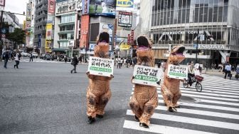 Aktivis kelompok hak hewan PETA melakukan aksi dengan mengenakan kostum Dinosaurus di Tokyo, Jepang, Rabu (6/10). . Charly TRIBALLEAU / AFP