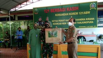 Danrem 121 ABW Serahkan Tali Asih ke Nakes RSUD Abdul Aziz Singkawang