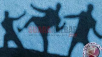 Ngamuk karena Tolak Vaksin! Ratusan Warga Serang hingga Sandera Sebelas Vak