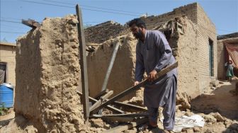 Gempa Pakistan Buat Kota Ini Gelap Gulita, Petugas Medis Rawat Korban Diterangi Senter