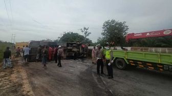 Tabrakan di Siak: Bus Terguling, Minibus Ringsek-Belasan Orang Terluka