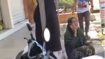 Viral! Ibu-ibu Nangis Histeris Gelang Emasnya Dijambret, Warganet Malah Nyinyir