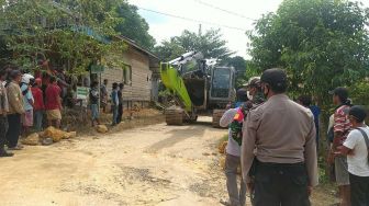 Hentikan Aktivitas Tambang Ilegal, Warga di Kukar Tahan Excavator, Ketua RT Sempat Diancam