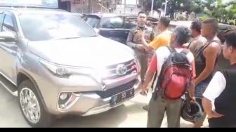 Beredar Video Pelangsir Hadang Mobil Disperindag Saat Dirazia di Batam