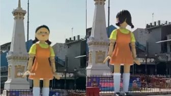 Penampakan Boneka Squid Game di Tugu Jogja, Pengendara Auto Tertib Lalu Lintas