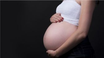 Bidan yang Viral di TikTok Ini Mematahkan Mitos Kehamilan, Mulai dari Berendam hingga Minum Kopi