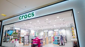 Buka Toko Baru, Crocs Tawarkan Koleksi Ikonik Berani Berekspresi saat Pandemi