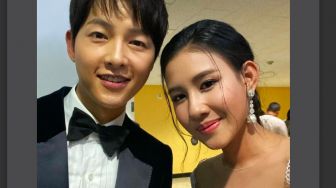 4 Potret Shenina Cinnamon di Festival Film Busan, Foto Bareng Song Joong Ki