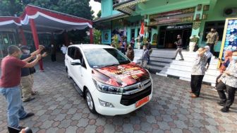 Kunjungi Balai Kota Yogyakarta, Wali Kota Solo Gibran Naiki Mobil Bergambar Tengkorak