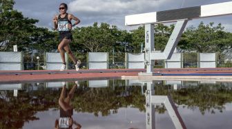 Pelari putri DKI Jakarta Odekta Elvina Naibaho berlari saat bertanding pada final nomor Lari 10.000 meter Putri PON Papua di Stadion Atletik Mimika Sport Center, Kabupaten Mimika, Papua, Kamis (7/10/2021). ANTARA FOTO/Novrian Arbi