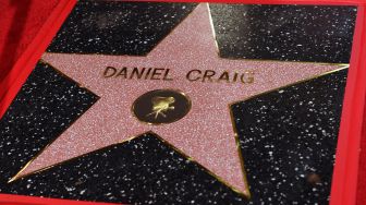 Sukses Jadi James Bond, Nama Daniel Craig Diabadikan di Hollywood Walk of Fame