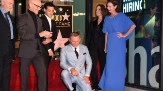 

Daniel Craig melihat bintang barunya di Hollywood Walk of Frame saat penghargaan di Los Angeles, Rabu (6/10). VALERIE MACON / AFP