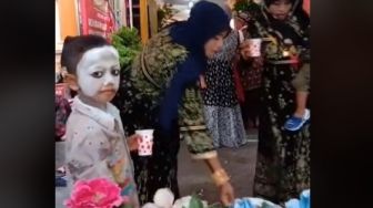 Ngakak! Viral Bocah Datang ke Kondangan, Bedak Tebal dan Celak Tuai Perdebatan Netizen