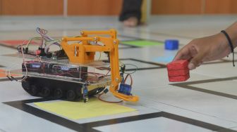 Siswa mengoperasikan mobil robot yang dilengkapi alat sensor saat uji coba di Sekolah Madrasah Tsanawiyah Negeri-1 (MTsN) Banda Aceh, Aceh, Jumat (8/10/2021). [ANTARA FOTO/Ampelsa]