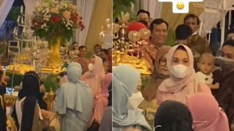 Lagi Enak Makan Soto, Ibu ini Syok Kejatuhan Bunga Pengantin, Publik: Pertanda Apa ini?