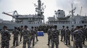 Prajurit TNI Angkatan Laut menyambut kedatangan kapal perang Angkatan Laut (AL) Inggris HMS Richmond di Pelabuhan Tanjung Priok, Jakarta, Jumat (8/10/2021). [ANTARA FOTO/Dhemas Reviyanto]
