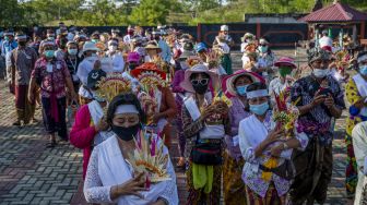 Umat Hindu membawa "Upakara" atau persembahan usai mengikuti ritual Ngulapin (pembangkitan roh) pada upacara Ngaben Ngerit di Pura Prajapati, Palu, Sulawesi Tengah, Kamis (7/10/2021). [ANTARA FOTO/Basri Marzuki]