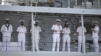 Komandan Kapal Perang Angkatan Laut (AL) Inggris HMS Richmond, Commander Hugh Botterill (tengah) menyampaikan kata sambutan setibanya di Pelabuhan Tanjung Priok, Jakarta, Jumat (8/10/2021). [ANTARA FOTO/Dhemas Reviyanto]