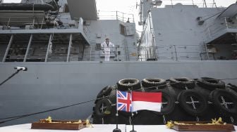 Awak Kapal perang Angkatan Laut (AL) Inggris HMS Richmond melakukan persiapan untuk bersandar di Pelabuhan Tanjung Priok, Jakarta, Jumat (8/10/2021). [ANTARA FOTO/Dhemas Reviyanto]