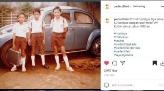 Viral Foto Jadul Bocah SD Depan Mobil VW Bawa Koper, Netizen Kira Anak Orang Kaya