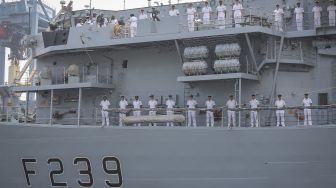 Awak Kapal perang Angkatan Laut (AL) Inggris HMS Richmond melakukan persiapan untuk bersandar di Pelabuhan Tanjung Priok, Jakarta, Jumat (8/10/2021). [ANTARA FOTO/Dhemas Reviyanto]